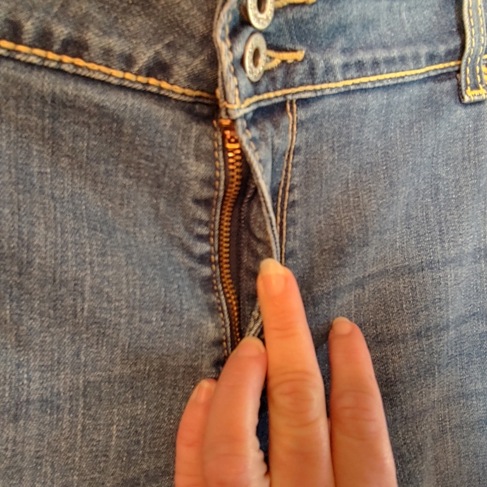 Levi's Medium Wash 2 Button Fly Denim Capris - Picture 4 of 8